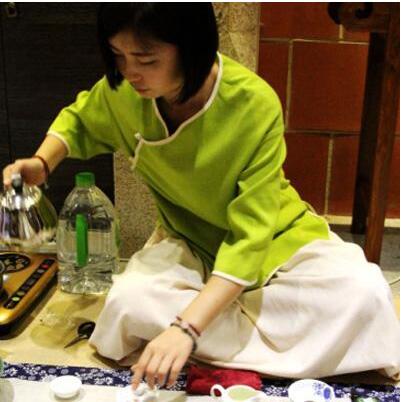 女士喝茶的手勢，女人正確喝茶手勢姿勢圖