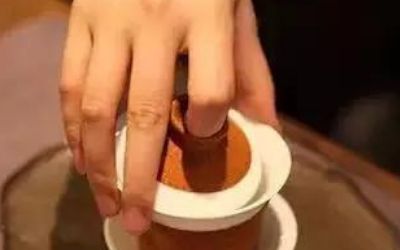 三才蓋碗的正確拿法，三才蓋碗抓碗法圖解