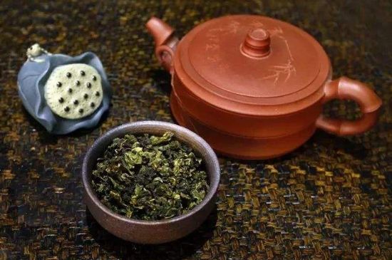 泡大紅袍、肉桂和水仙可以用一個(gè)紫砂壺嗎，可以摻一起沖泡么？