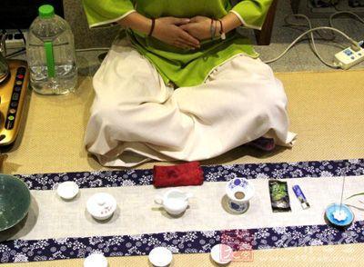 女士喝茶的手勢，女人正確喝茶手勢姿勢圖