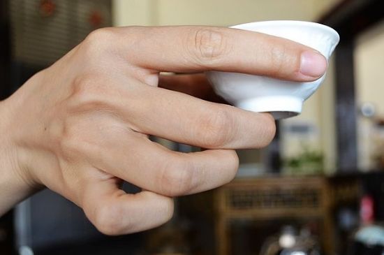 女士喝茶的手勢，女人正確喝茶手勢姿勢圖