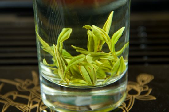 安吉白茶冷藏好還是冷凍好？這個(gè)需要根據(jù)存放時(shí)間來(lái)選擇