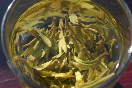 安吉白茶冷藏好還是冷凍好？這個(gè)需要根據(jù)存放時(shí)間來(lái)選擇