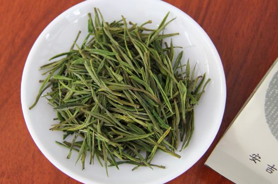 安吉白茶冷藏好還是冷凍好？這個(gè)需要根據(jù)存放時(shí)間來(lái)選擇