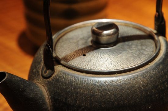 日本鐵壺怎么開(kāi)壺，新鐵壺開(kāi)壺方法