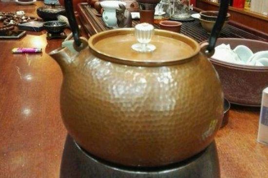 用銅壺?zé)惺裁唇桑~壺煮水的兩大忌諱和好處