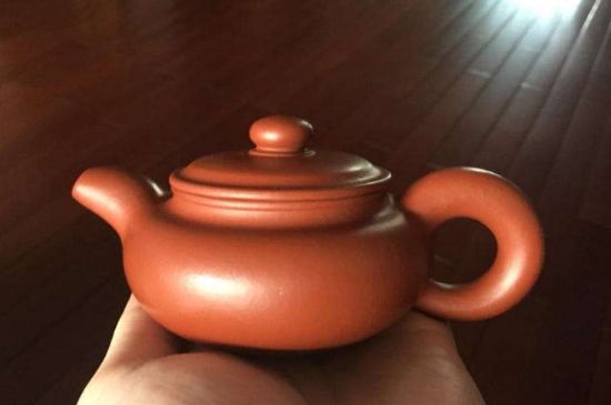 朱泥<a href=http://www.zzniy.com/chaju/zisha/ target=_blank class=infotextkey>紫砂壺如何開壺</a>，朱泥壺日常泡茶養(yǎng)護(hù)