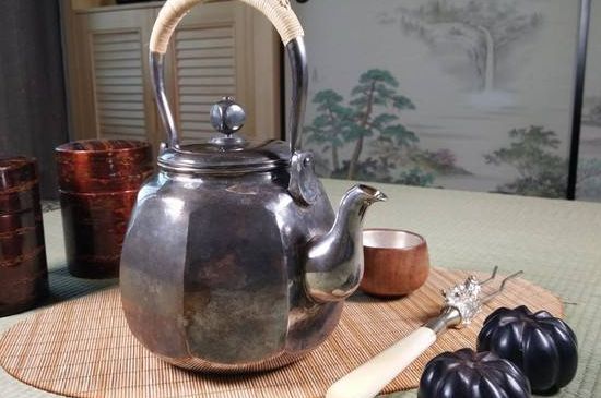 銀壺?zé)笏镉泻谏臇|西，為什么銀壺里有黑點(diǎn)