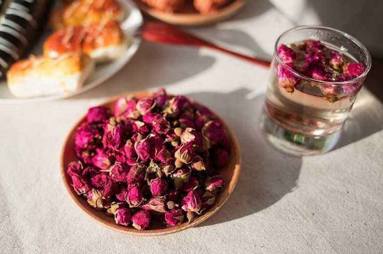 玫瑰花茶的功效與作用，堅(jiān)持喝一個(gè)月玫瑰花茶會怎樣？