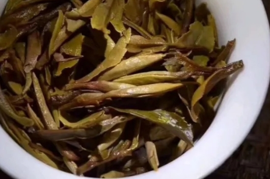 老白茶上火還是去火？夏季喝煮的老白茶會(huì)容易上火！