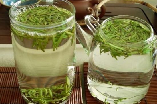 竹葉青和雀舌哪個(gè)貴，竹葉<a href=http://www.zzniy.com/fenlei/wulongcha/ target=_blank class=infotextkey>青茶</a>貴嗎？