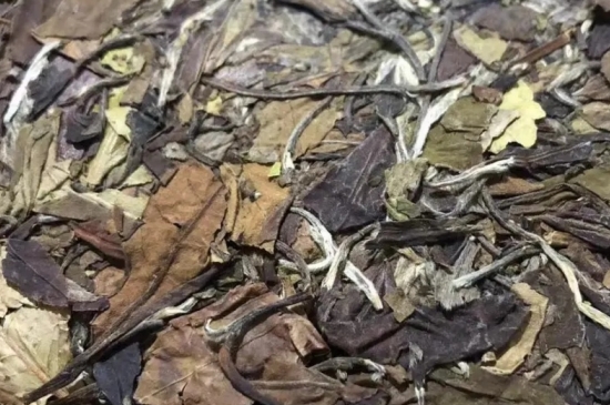 老白茶上火還是去火？夏季喝煮的老白茶會(huì)容易上火！