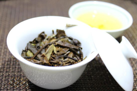 怎么撬老白茶茶餅不容易碎，福鼎白茶如何撬茶方法