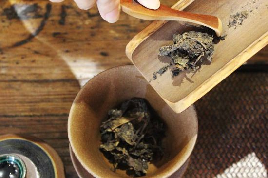 茯磚茶與普洱茶哪個(gè)好，茯茶和普洱茶口味區(qū)別