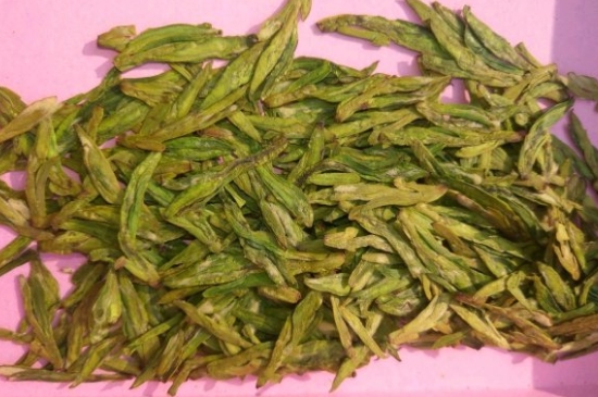 西湖龍井新茶和陳茶的區(qū)別，怎么區(qū)分龍井新茶和舊茶？