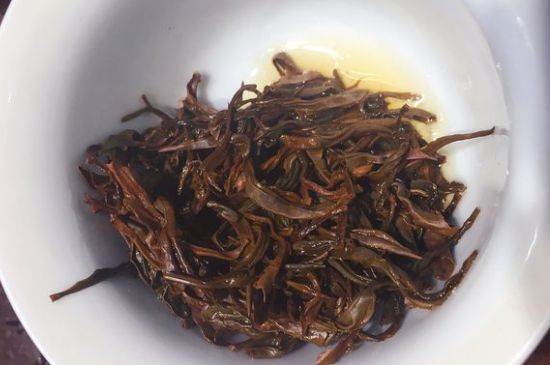 女人喝紅茶好還是喝普洱茶好，普洱茶和紅茶哪個適合女人喝