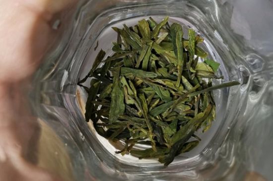 龍井茶放二年了能喝嗎，過(guò)期龍井茶的妙用！