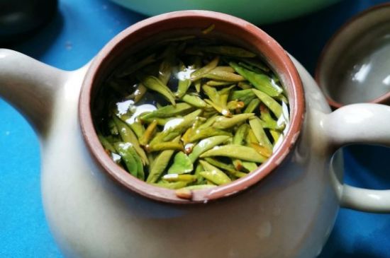龍井茶放二年了能喝嗎，過(guò)期龍井茶的妙用！