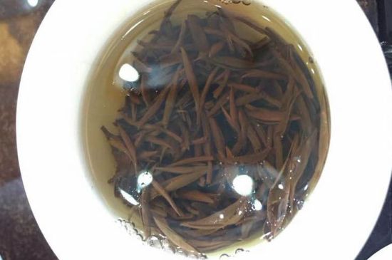 女人喝金駿眉的好處和壞處，女性喝金駿眉可減肥養(yǎng)顏