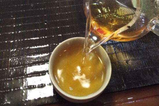 女人喝金駿眉的好處和壞處，女性喝金駿眉可減肥養(yǎng)顏