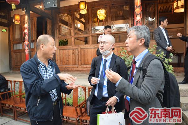 傳統(tǒng)茉莉花茶窨制工藝非物質文化遺產項目代表性傳承人王德星（左一）向外國駐華使節(jié)介紹福州茉莉花茶